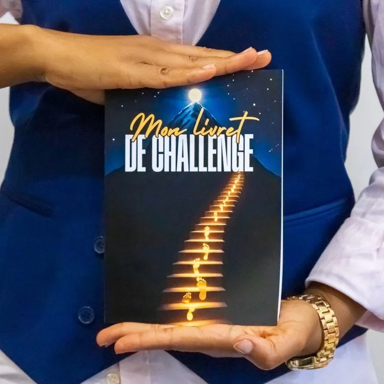 Le livret « Mon livret de challenge » tenu en main